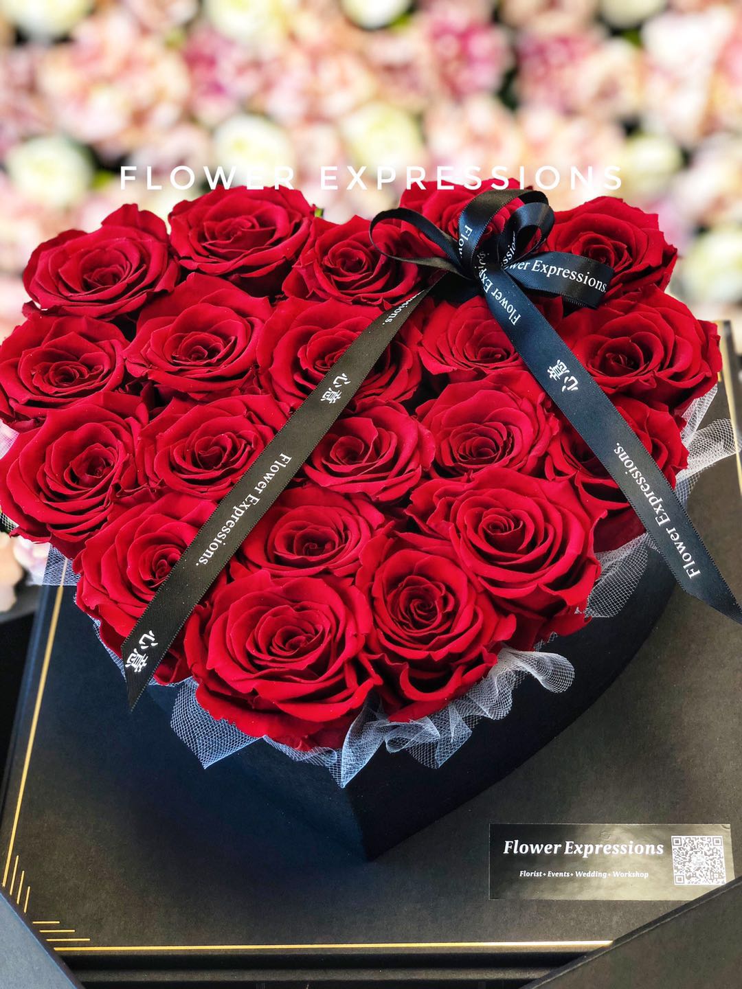 情人节爱心礼盒缎带红色粉色玫瑰花在浅蓝色背景上高清图片下载-正版图片500253116-摄图网